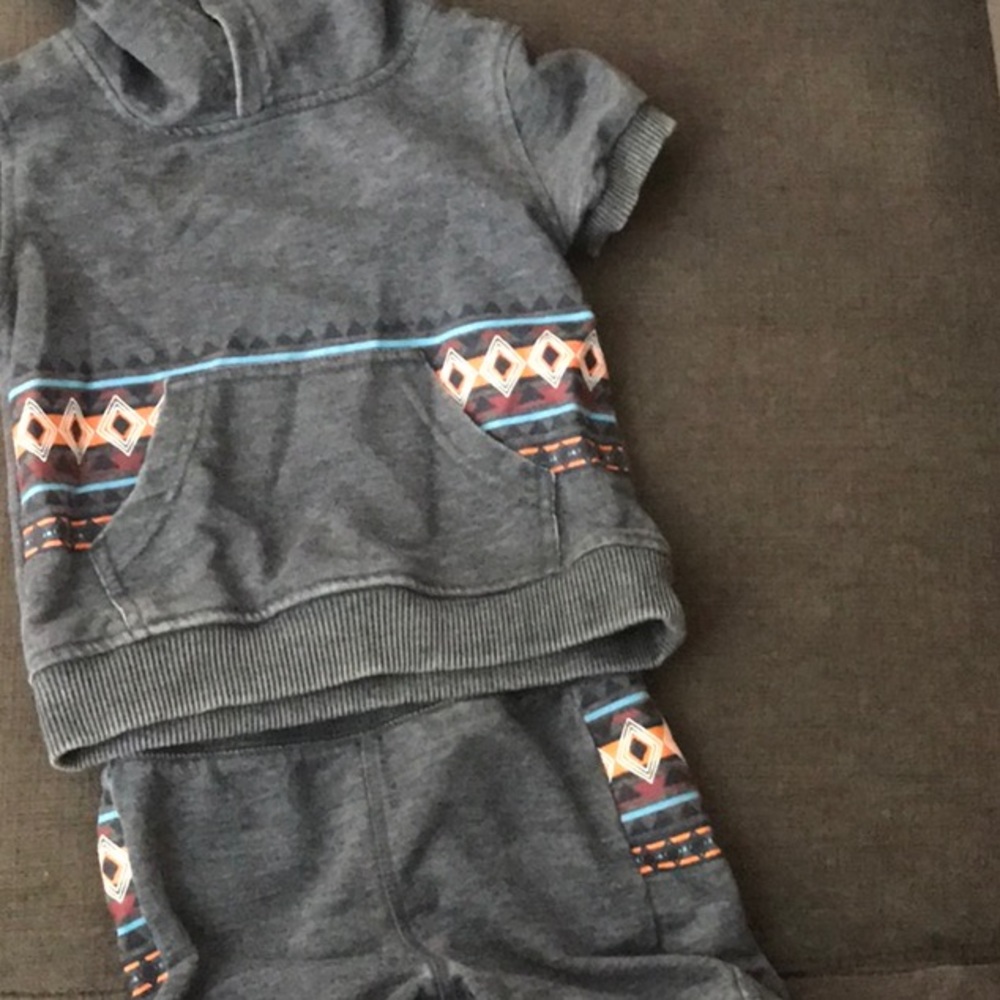 Baby short sleeve hoodie with matching shorts